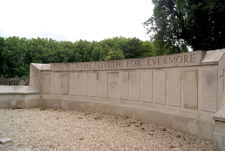 The Screen Wall in Brockley Cemetery (London) - 2